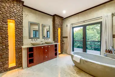 Hilltop Forest Lodge & Chalets - Hluhluwe